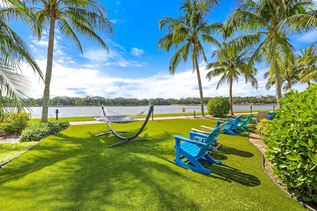 合同活跃: $2,975 (3 贝兹, 2 浴室, 1271 平方英尺)