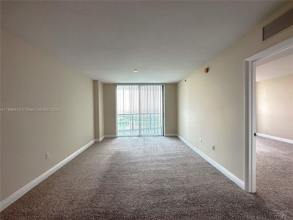 合同活跃: $2,975 (3 贝兹, 2 浴室, 1271 平方英尺)