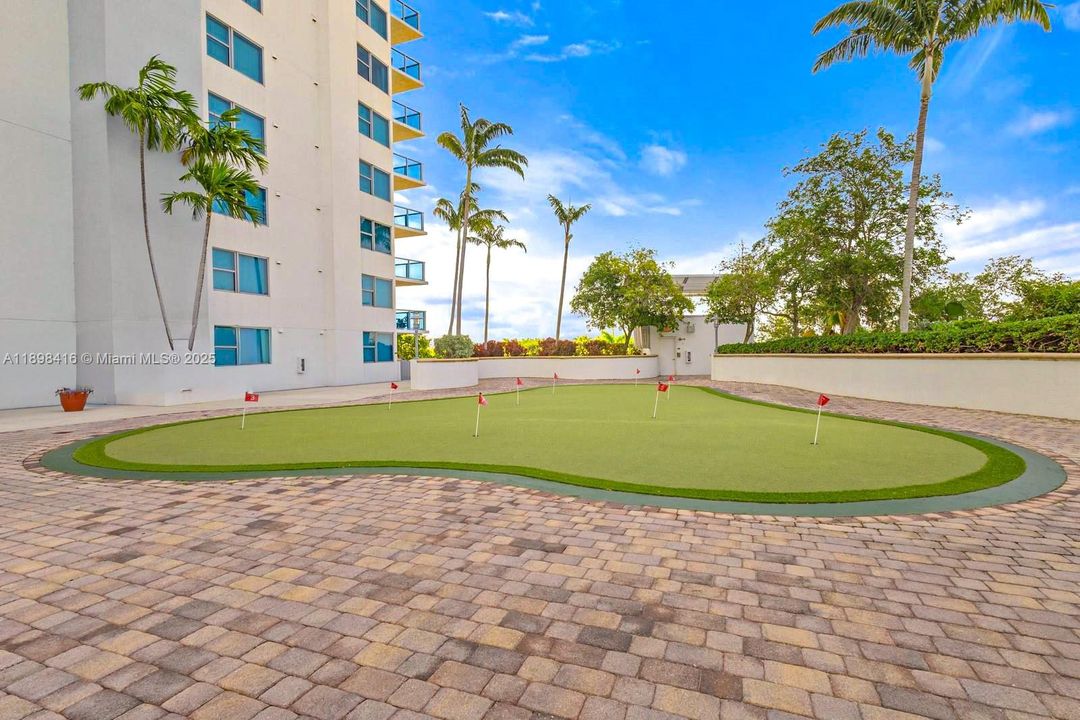 合同活跃: $2,975 (3 贝兹, 2 浴室, 1271 平方英尺)