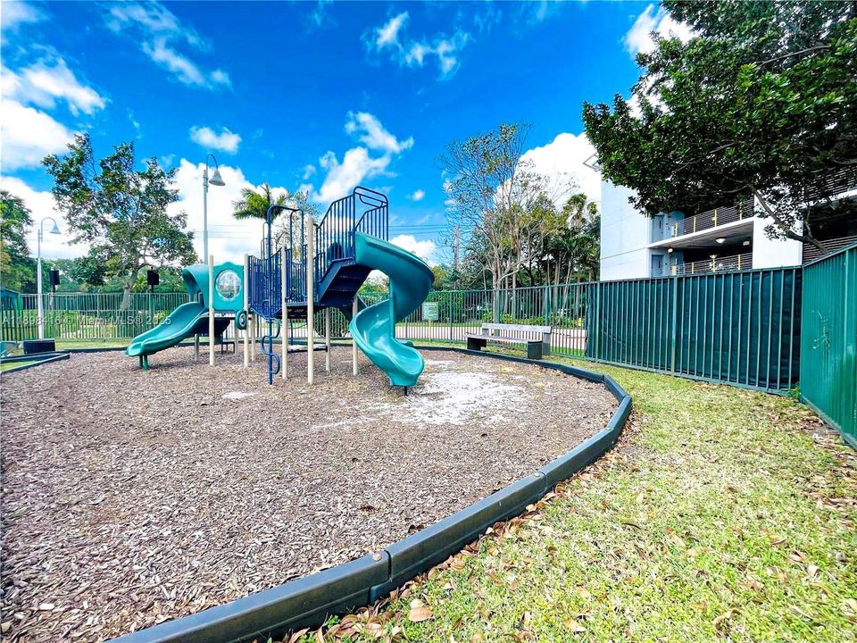 合同活跃: $2,975 (3 贝兹, 2 浴室, 1271 平方英尺)