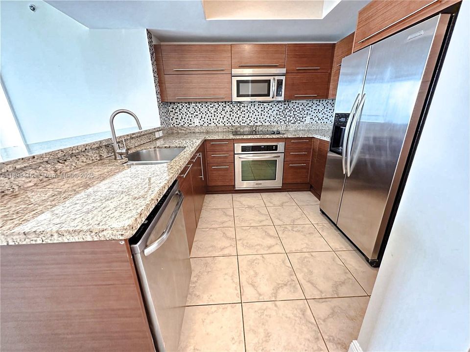 合同活跃: $2,975 (3 贝兹, 2 浴室, 1271 平方英尺)