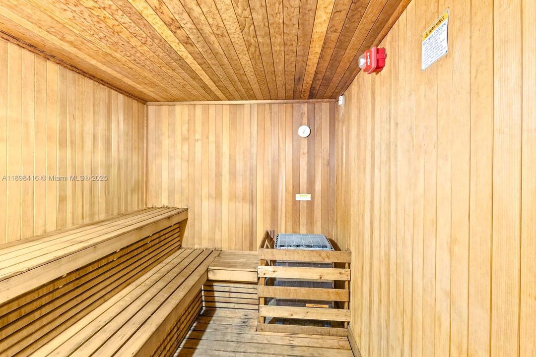 合同活跃: $2,975 (3 贝兹, 2 浴室, 1271 平方英尺)