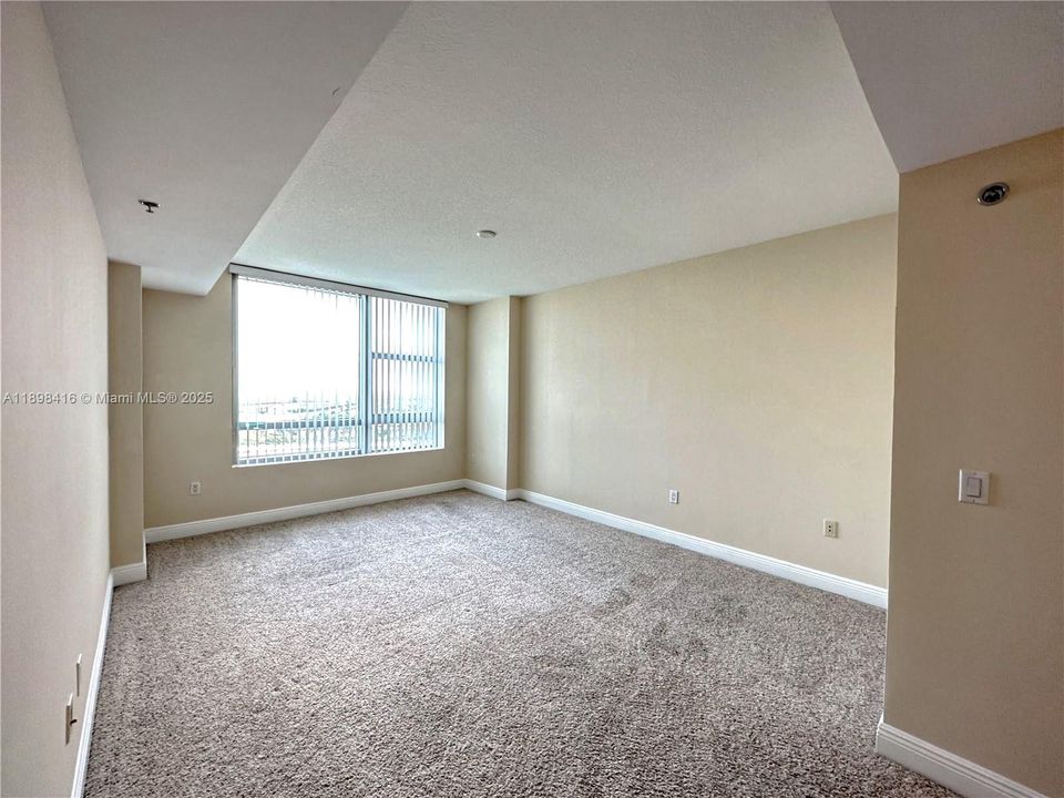 合同活跃: $2,975 (3 贝兹, 2 浴室, 1271 平方英尺)