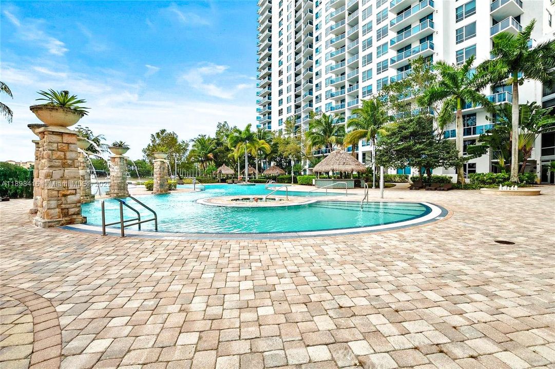 合同活跃: $2,975 (3 贝兹, 2 浴室, 1271 平方英尺)