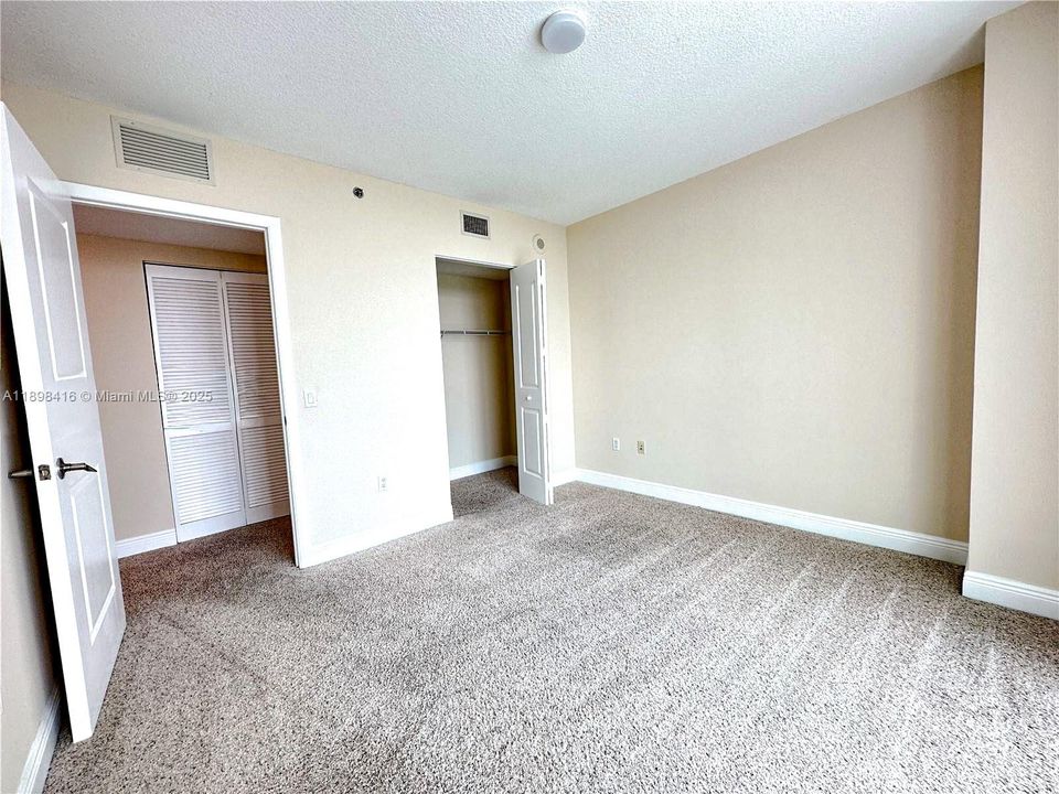 合同活跃: $2,975 (3 贝兹, 2 浴室, 1271 平方英尺)