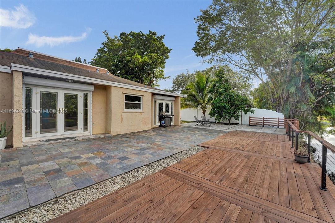 Под контрактом: $660,000 (4 спален, 2 ванн, 2102 Квадратных фут)