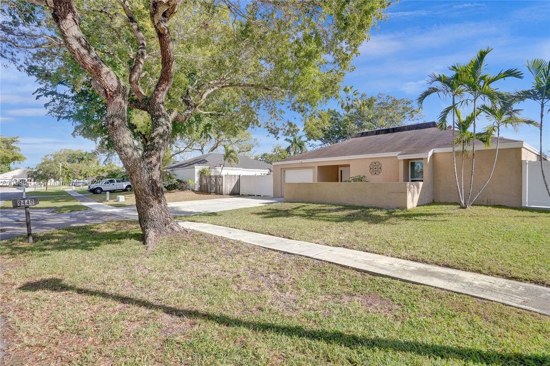 Под контрактом: $660,000 (4 спален, 2 ванн, 2102 Квадратных фут)