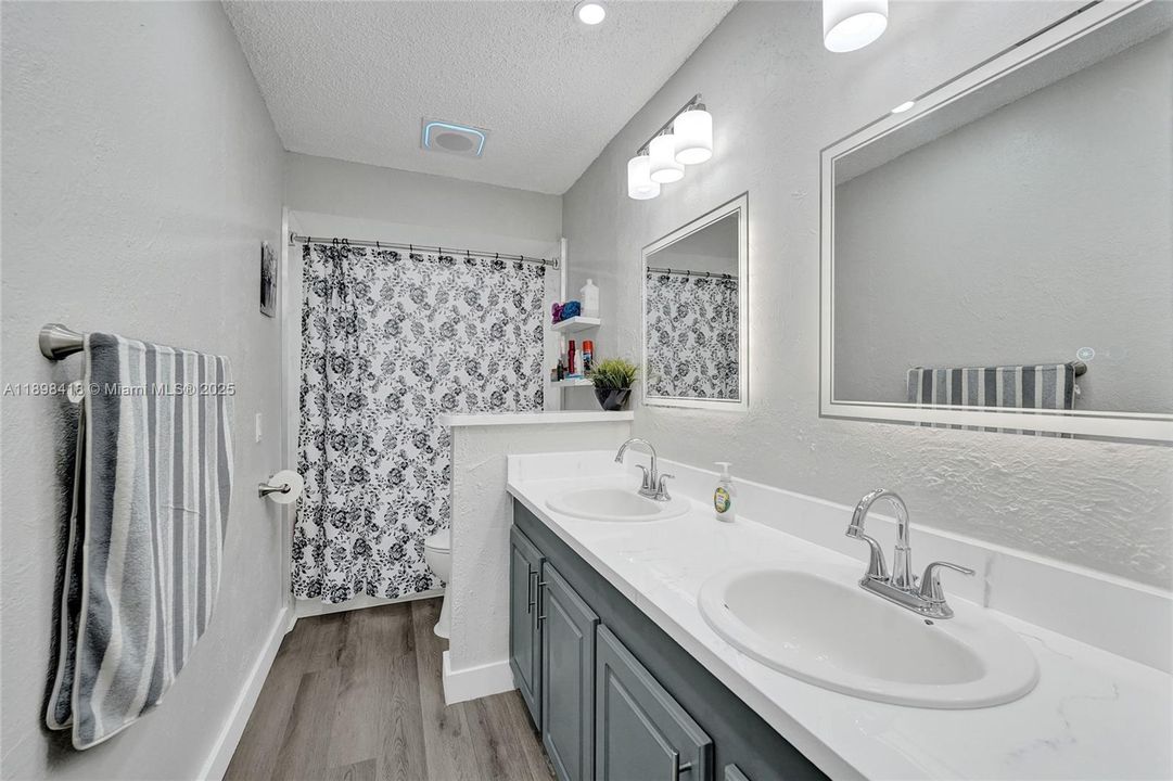 Под контрактом: $660,000 (4 спален, 2 ванн, 2102 Квадратных фут)