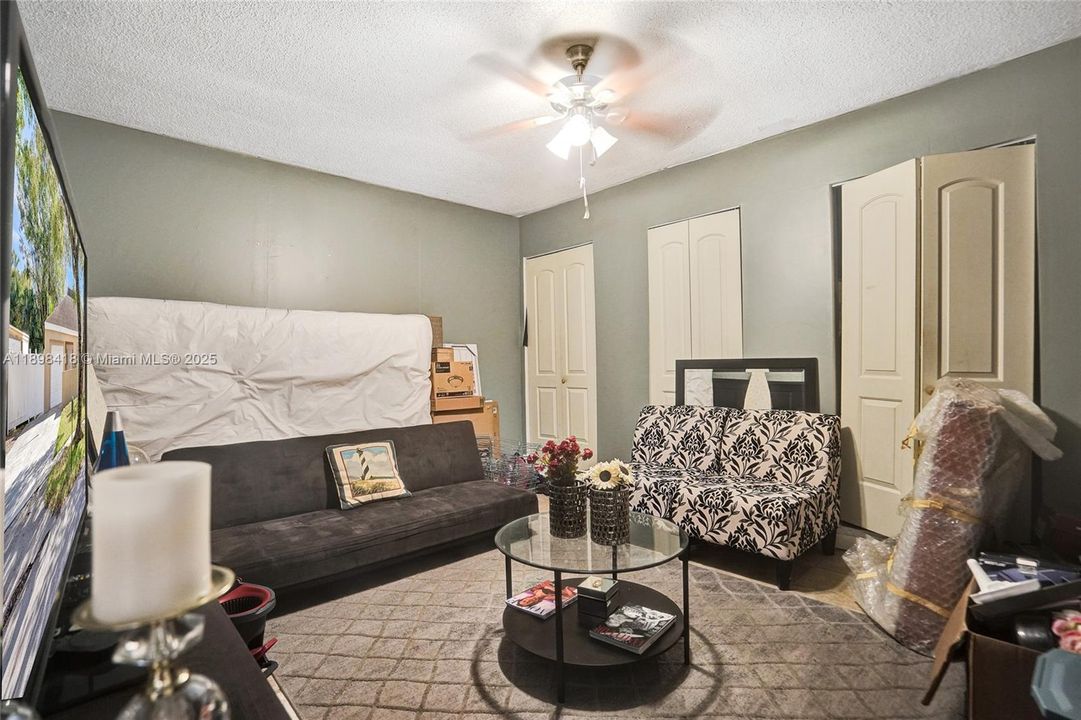 Под контрактом: $660,000 (4 спален, 2 ванн, 2102 Квадратных фут)