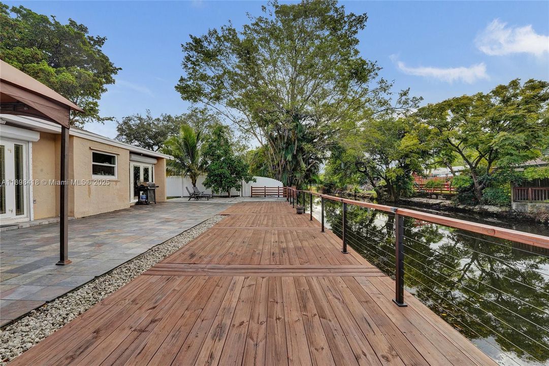 Под контрактом: $660,000 (4 спален, 2 ванн, 2102 Квадратных фут)