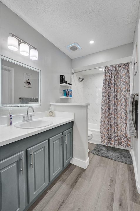 Под контрактом: $660,000 (4 спален, 2 ванн, 2102 Квадратных фут)