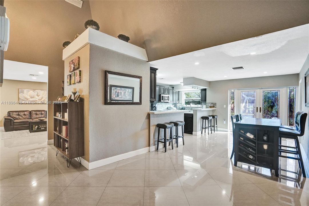 Под контрактом: $660,000 (4 спален, 2 ванн, 2102 Квадратных фут)