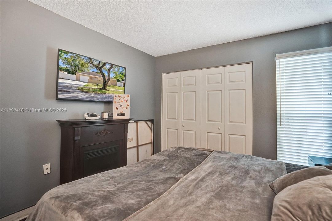 Под контрактом: $660,000 (4 спален, 2 ванн, 2102 Квадратных фут)