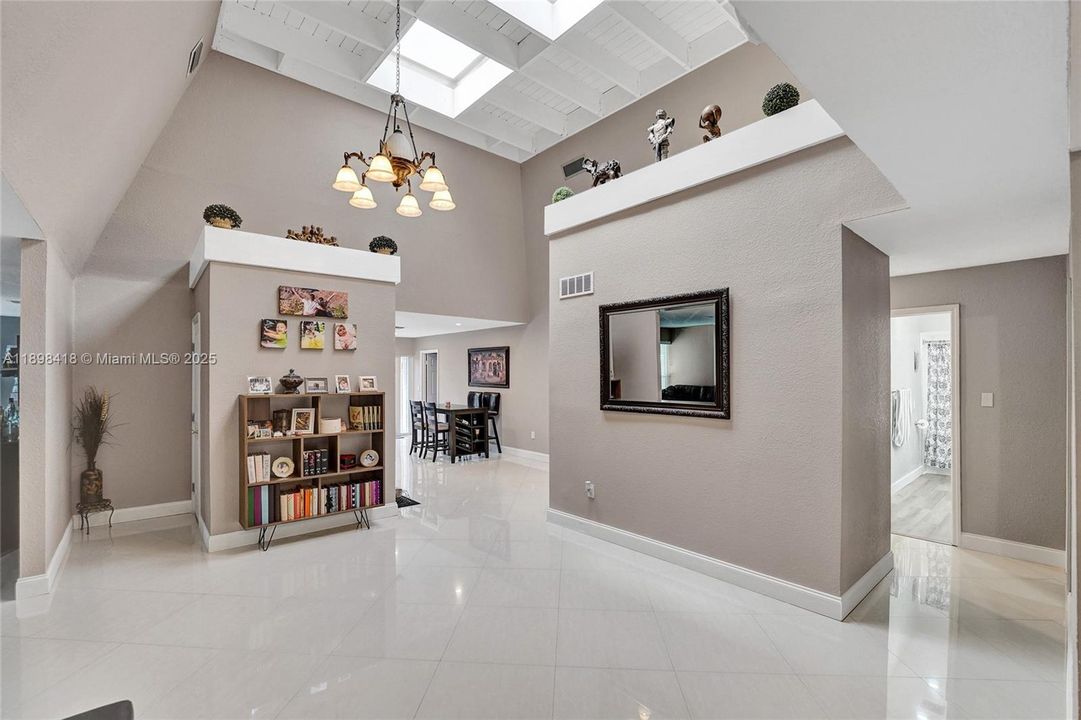 Под контрактом: $660,000 (4 спален, 2 ванн, 2102 Квадратных фут)