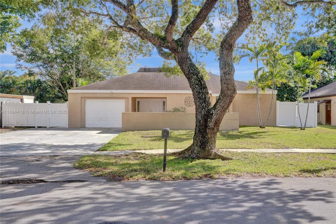 Под контрактом: $660,000 (4 спален, 2 ванн, 2102 Квадратных фут)