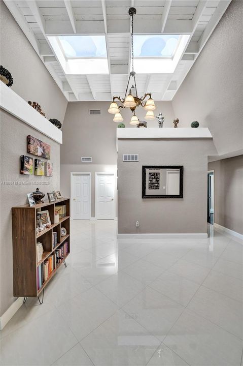 Под контрактом: $660,000 (4 спален, 2 ванн, 2102 Квадратных фут)