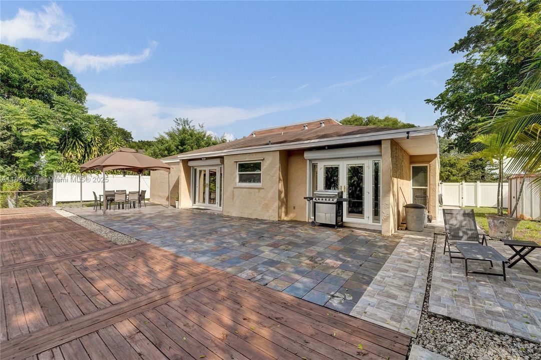 Под контрактом: $660,000 (4 спален, 2 ванн, 2102 Квадратных фут)