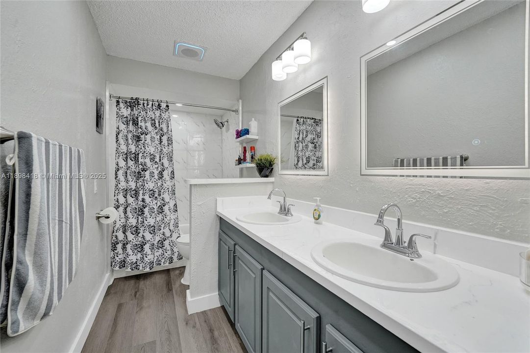 Под контрактом: $660,000 (4 спален, 2 ванн, 2102 Квадратных фут)