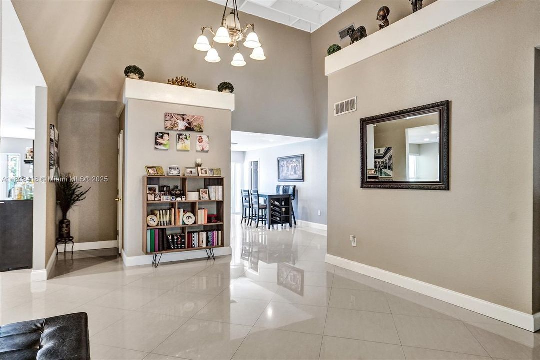 Под контрактом: $660,000 (4 спален, 2 ванн, 2102 Квадратных фут)