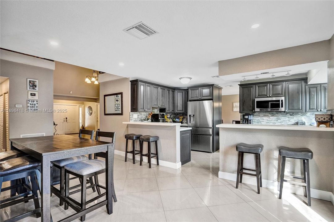 Под контрактом: $660,000 (4 спален, 2 ванн, 2102 Квадратных фут)