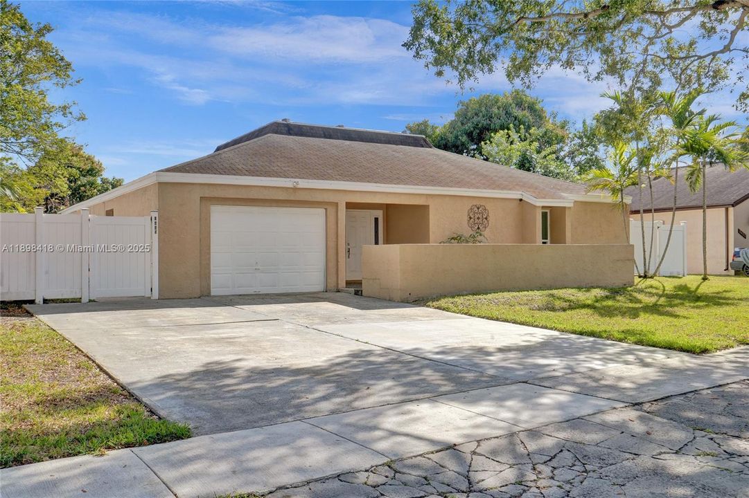 Под контрактом: $660,000 (4 спален, 2 ванн, 2102 Квадратных фут)