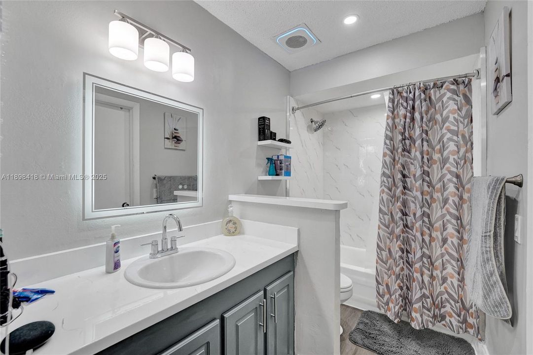 Под контрактом: $660,000 (4 спален, 2 ванн, 2102 Квадратных фут)