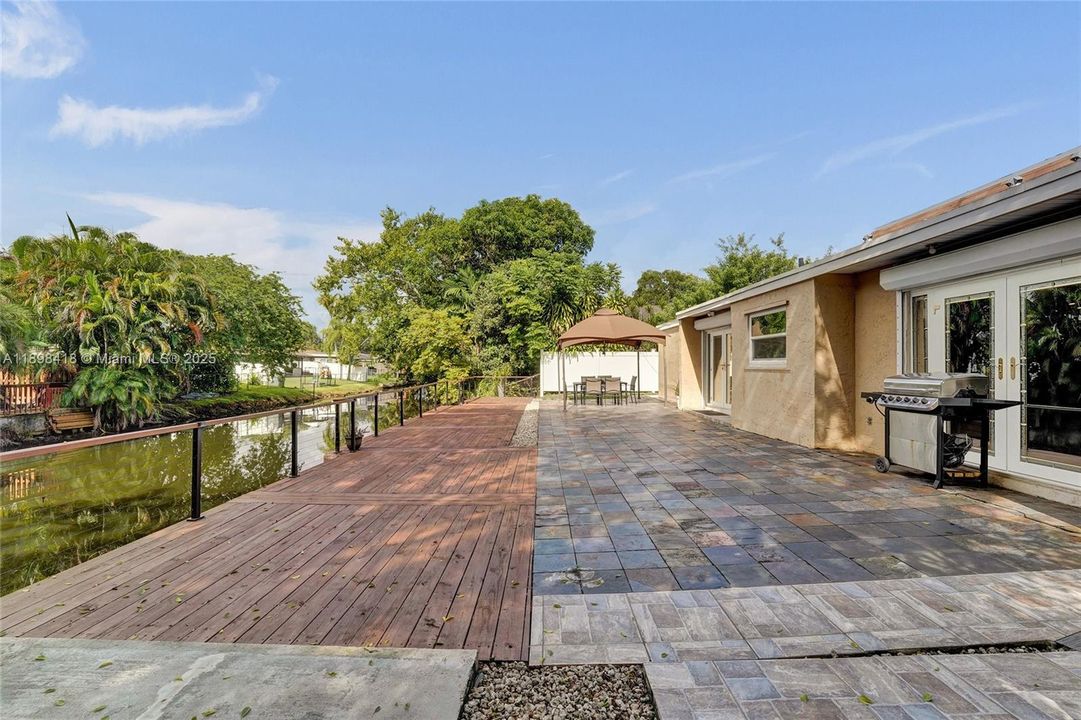 Под контрактом: $660,000 (4 спален, 2 ванн, 2102 Квадратных фут)