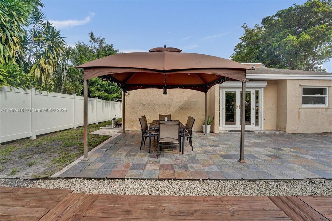 Под контрактом: $660,000 (4 спален, 2 ванн, 2102 Квадратных фут)