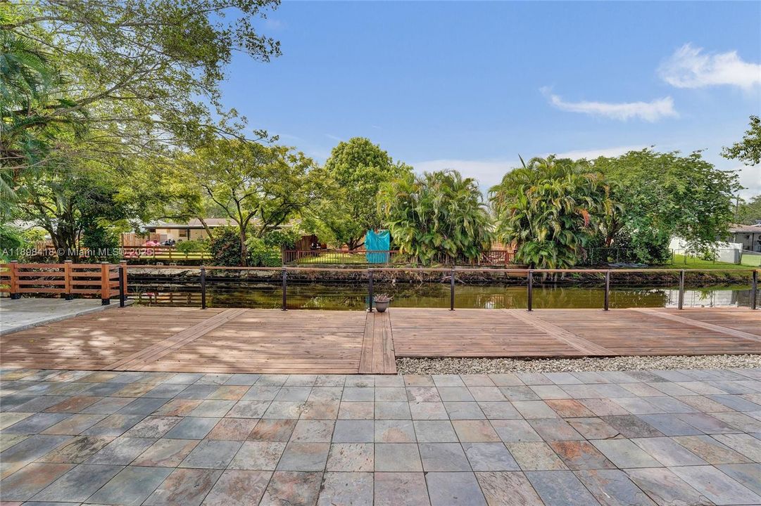 Под контрактом: $660,000 (4 спален, 2 ванн, 2102 Квадратных фут)