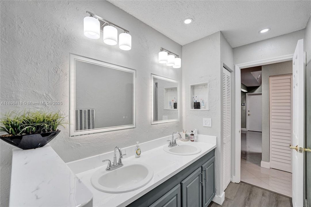 Под контрактом: $660,000 (4 спален, 2 ванн, 2102 Квадратных фут)