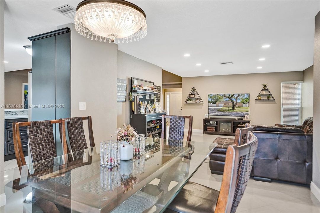 Под контрактом: $660,000 (4 спален, 2 ванн, 2102 Квадратных фут)