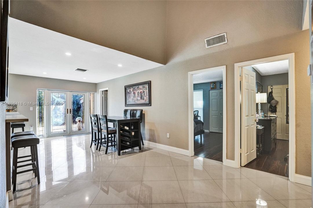 Под контрактом: $660,000 (4 спален, 2 ванн, 2102 Квадратных фут)