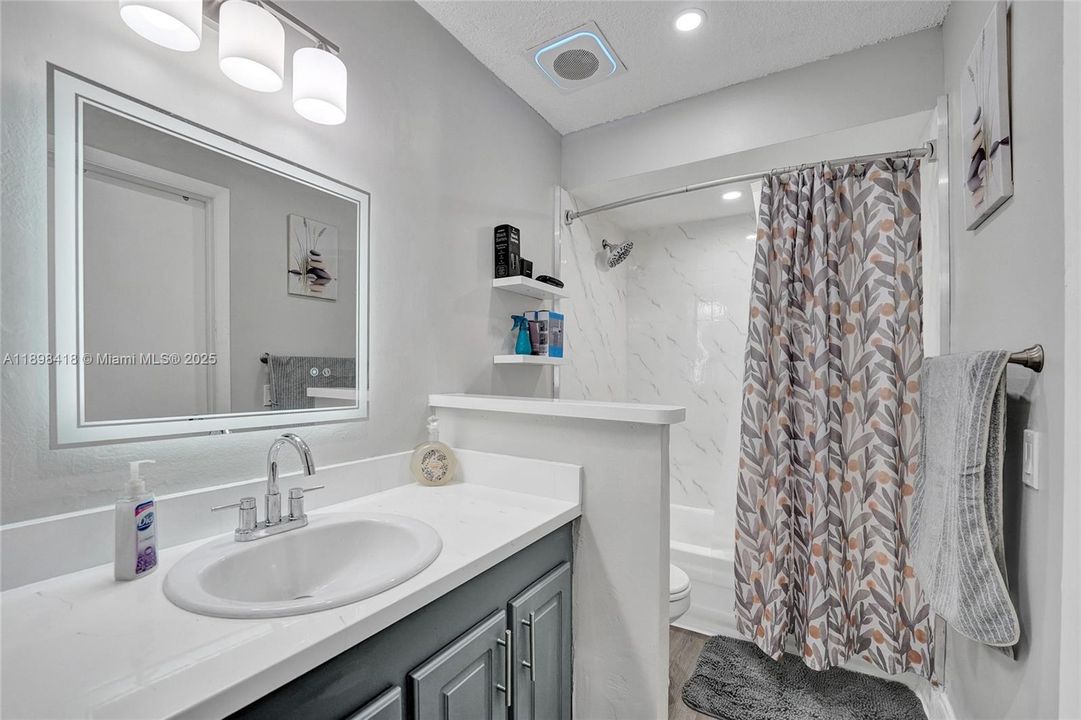 Под контрактом: $660,000 (4 спален, 2 ванн, 2102 Квадратных фут)