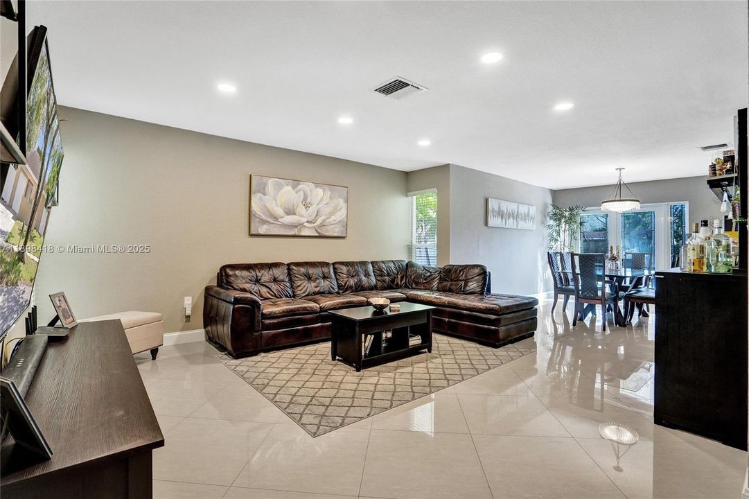 Под контрактом: $660,000 (4 спален, 2 ванн, 2102 Квадратных фут)