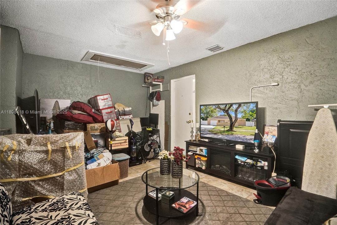 Под контрактом: $660,000 (4 спален, 2 ванн, 2102 Квадратных фут)