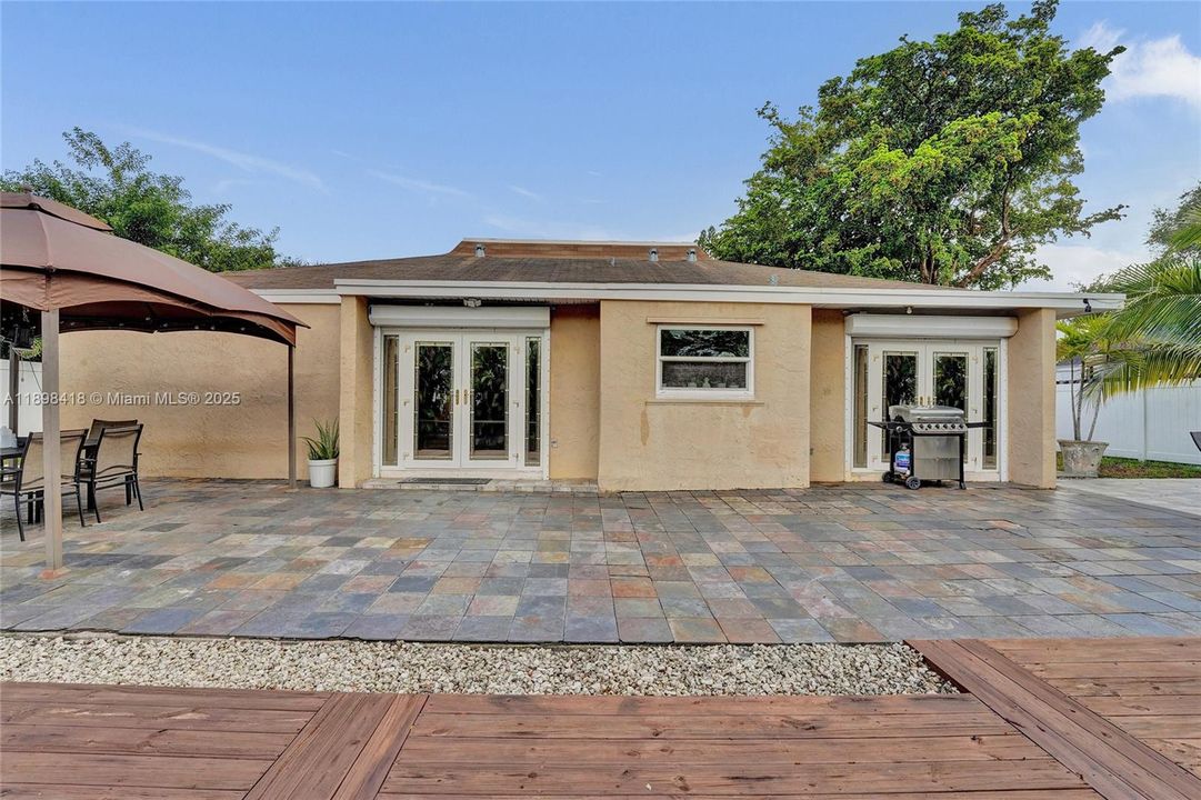 Под контрактом: $660,000 (4 спален, 2 ванн, 2102 Квадратных фут)