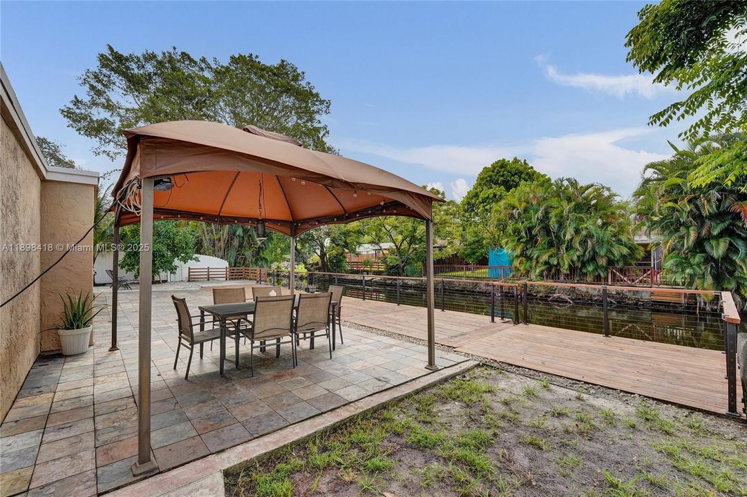 Под контрактом: $660,000 (4 спален, 2 ванн, 2102 Квадратных фут)