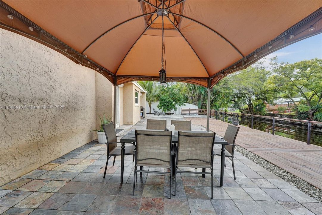 Под контрактом: $660,000 (4 спален, 2 ванн, 2102 Квадратных фут)