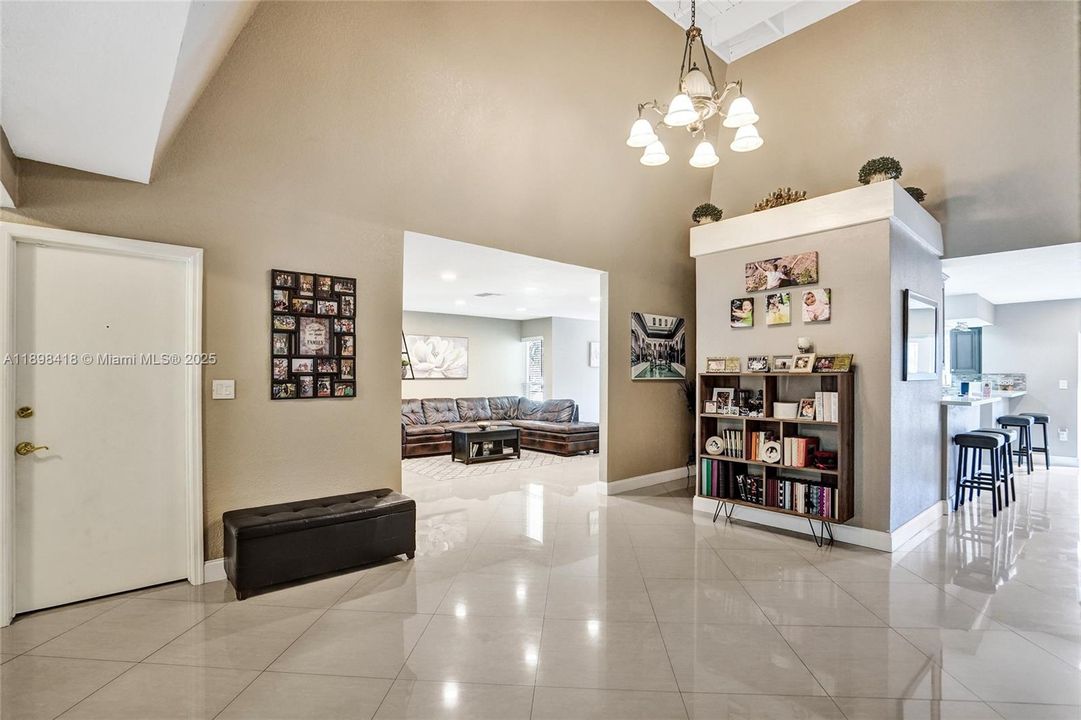 Под контрактом: $660,000 (4 спален, 2 ванн, 2102 Квадратных фут)