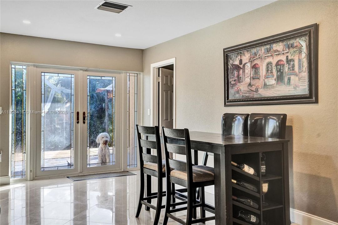 Под контрактом: $660,000 (4 спален, 2 ванн, 2102 Квадратных фут)