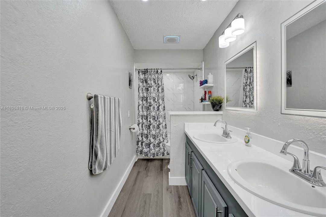 Под контрактом: $660,000 (4 спален, 2 ванн, 2102 Квадратных фут)