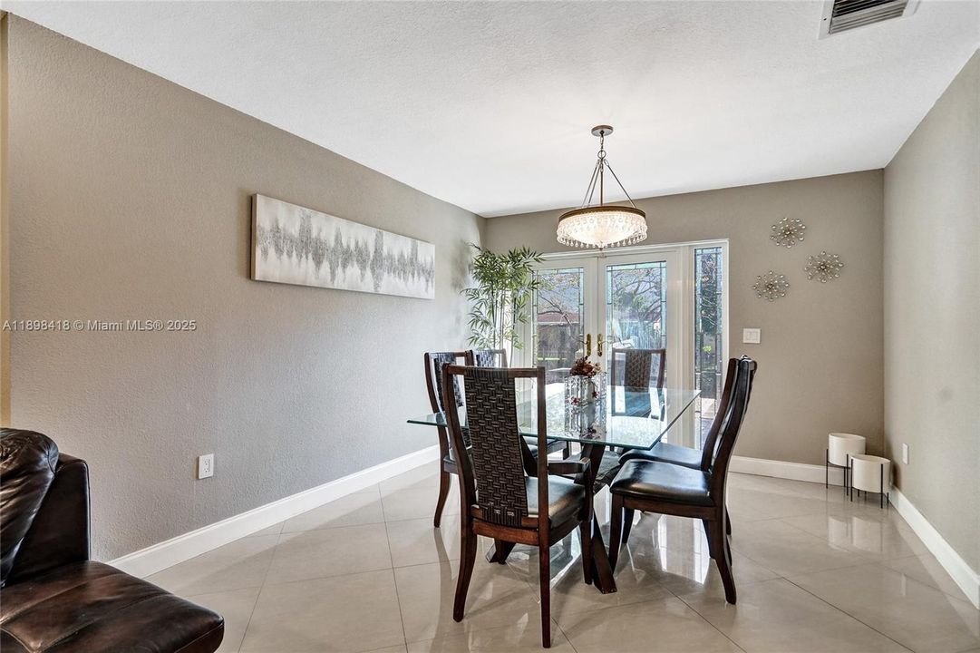 Под контрактом: $660,000 (4 спален, 2 ванн, 2102 Квадратных фут)