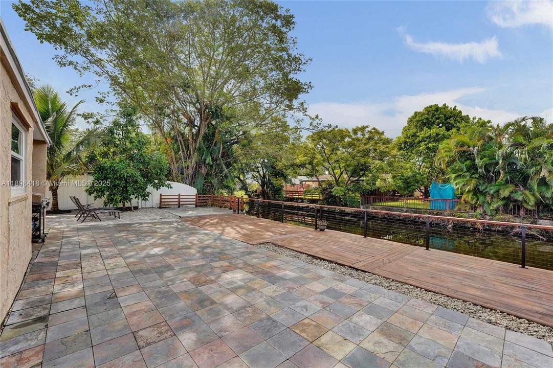 Под контрактом: $660,000 (4 спален, 2 ванн, 2102 Квадратных фут)