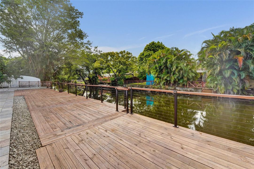 Под контрактом: $660,000 (4 спален, 2 ванн, 2102 Квадратных фут)