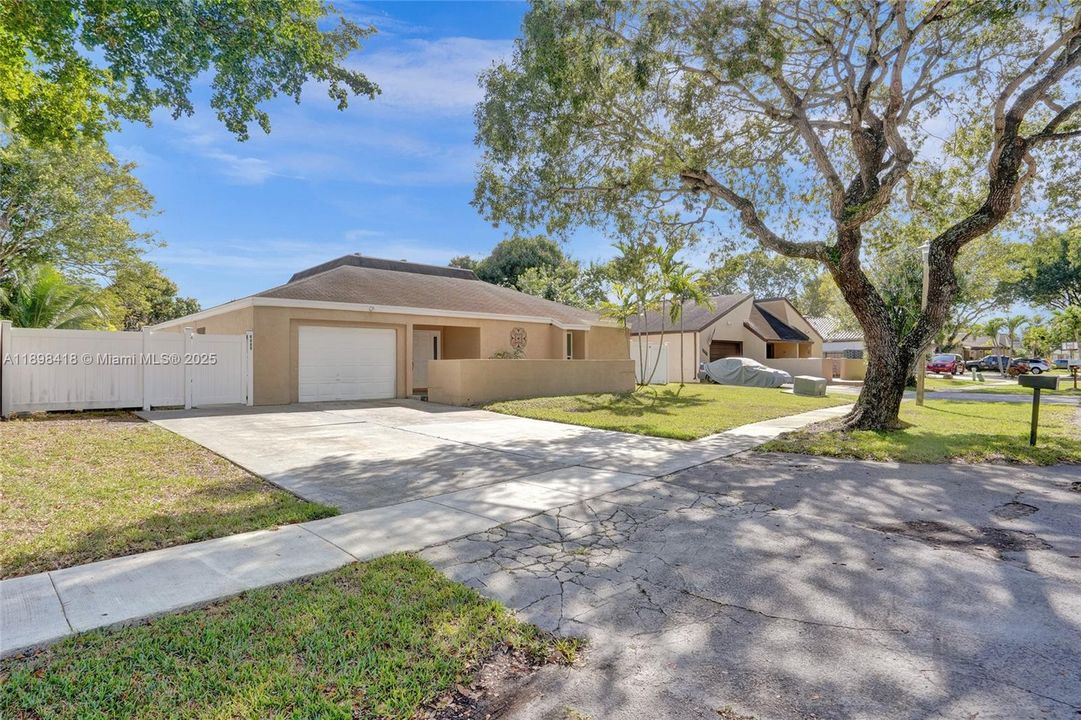 Под контрактом: $660,000 (4 спален, 2 ванн, 2102 Квадратных фут)