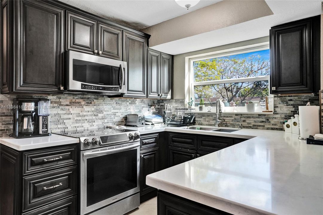 Под контрактом: $660,000 (4 спален, 2 ванн, 2102 Квадратных фут)