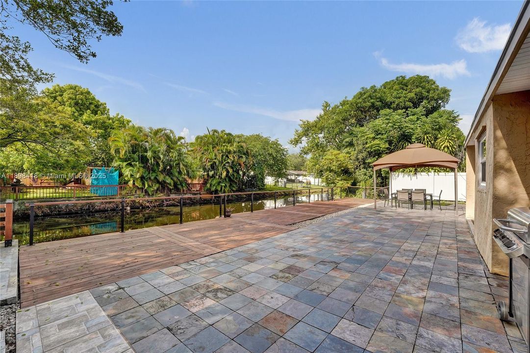 Под контрактом: $660,000 (4 спален, 2 ванн, 2102 Квадратных фут)