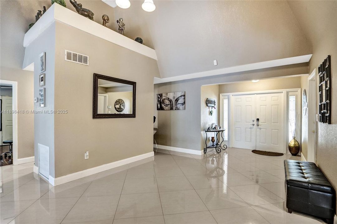 Под контрактом: $660,000 (4 спален, 2 ванн, 2102 Квадратных фут)