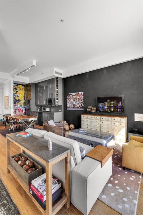 待售: $949,000 (2 贝兹, 2 浴室, 966 平方英尺)