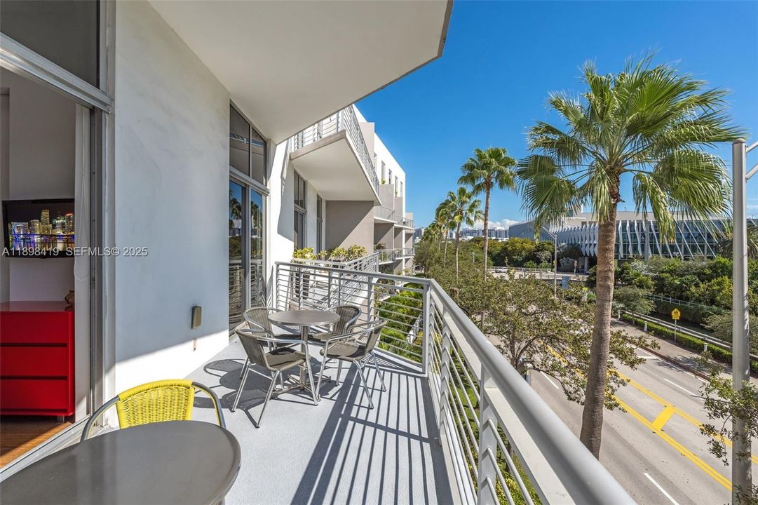 待售: $949,000 (2 贝兹, 2 浴室, 966 平方英尺)